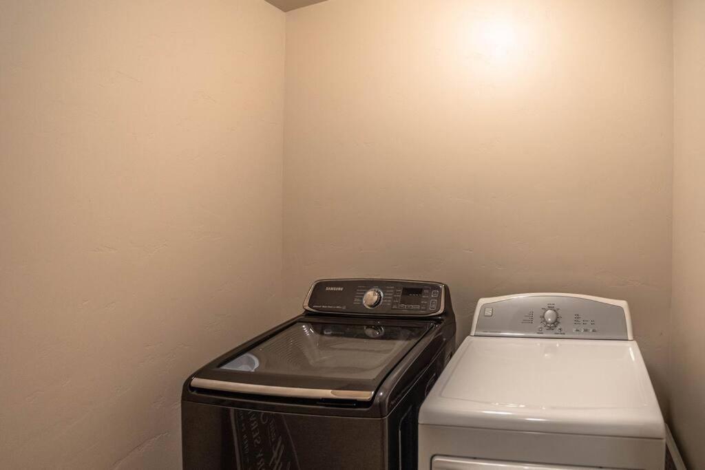 Hot Tub . Spacious . Pets . Central . Boat Parking Lake Havasu City Zewnętrze zdjęcie